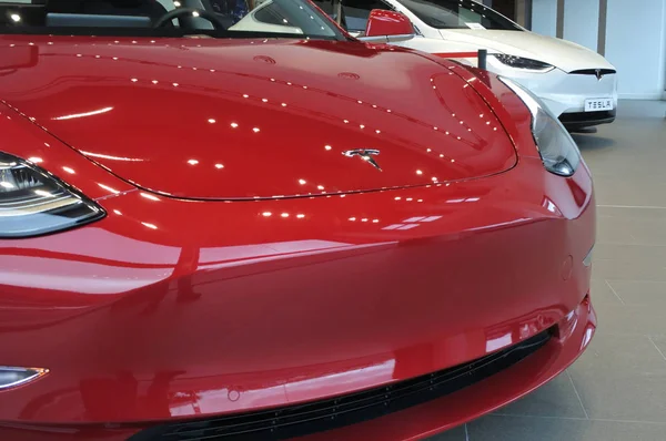 Insygnia Tesla Przedniej Maski Wtyczka Samochód Elektryczny Model Średniej Wielkości — Zdjęcie stockowe