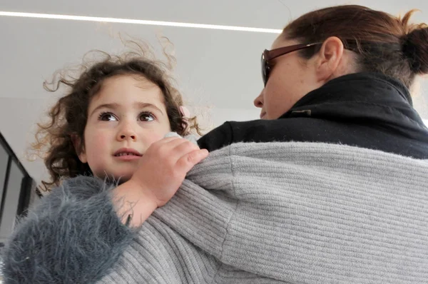 Mãe Cuidando Sua Filha Seus Braços Rua Cidade Pessoas Reais — Fotografia de Stock