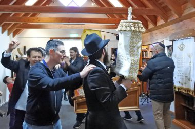 Auckland - Eylül 2 2018: şarkı ve dans bir sinagog içinde yeni bir Tevrat açılışı sırasında Yahudi halkının töreni ilerleyin. Tevrat Yahudilik en kutsal kitap, el yazısıyla yazılmış bir kopyasıdır.