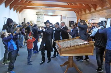  Auckland - Eylül 2 2018: şarkı ve dans bir sinagog içinde yeni bir Tevrat açılışı sırasında Yahudi halkının töreni ilerleyin. Tevrat Yahudilik en kutsal kitap, el yazısıyla yazılmış bir kopyasıdır.