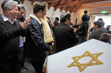 Auckland - Eylül 2 2018: şarkı ve dans bir sinagog içinde yeni bir Tevrat kaydırma törenle açılışı sırasında Yahudi insanlar. Tevrat Yahudilik en kutsal kitap, el yazısıyla yazılmış bir kopyasıdır.