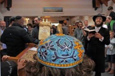 Auckland - Eylül 2 2018: şarkı ve dans bir sinagog içinde yeni bir Tevrat açılışı sırasında Yahudi halkının töreni ilerleyin. Tevrat Yahudilik en kutsal kitap, el yazısıyla yazılmış bir kopyasıdır.