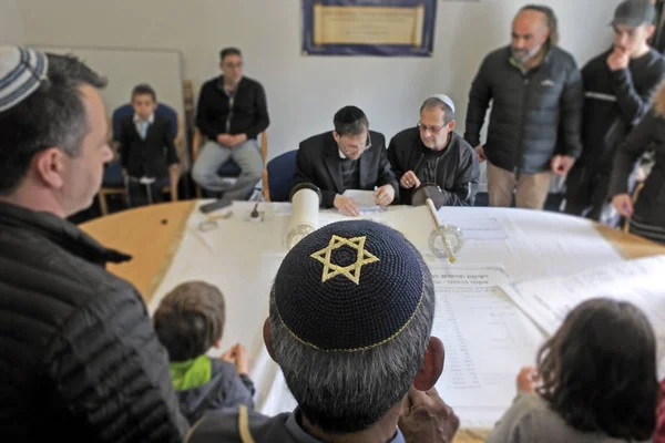 Auckland Sep 2018 Jewish People Writing Last Letters Scroll Inauguration — Stock Photo, Image