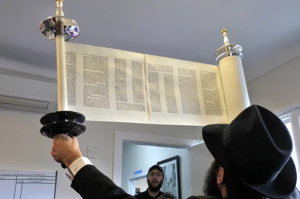 Auckland Sep 2018 Jewish Rabbi Holding Torah Scroll Inauguration New — стоковое фото