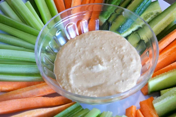 Hummus Serwowane Misce Świeże Surowe Marchewki Ogórki Hummus Jest Lewantyńskim — Zdjęcie stockowe