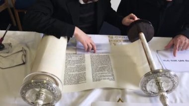 Yahudi adam o bir sefer Tevrat İbranice yazma sırasında Sofer elini tutuyor. Tevrat'ın 613 emir, her Yahudi yaşamları boyunca bir Sefer Tevrat yazmak gerekir son ikinci olduğunu.