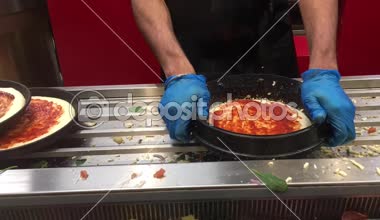 Zaman atlamalı tanınmayan adam taze hızlı yemek pizza hazırlama.