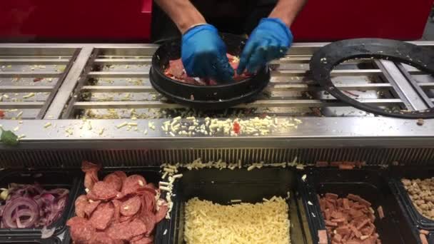 Homem Irreconhecível Preparando Fast Food Pizza Pepperoni Fresco — Vídeo de Stock