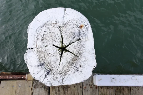 ボート桟橋にハートと星の形をした木製ポールのビューの上 — ストック写真
