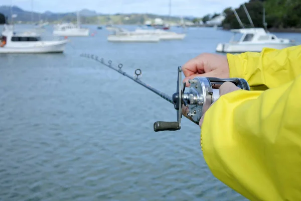 Close Mãos Homem Segurando Uma Pesca Vara Barco Molhe — Fotografia de Stock