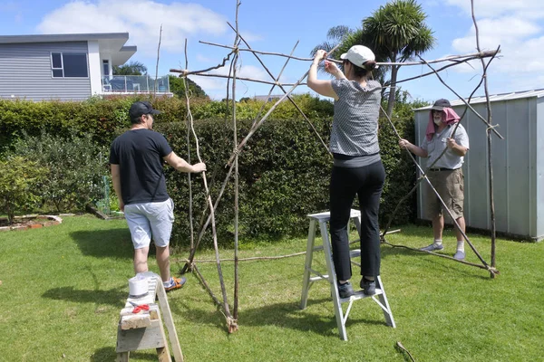 在Sukkoth节 犹太家庭在家里的花园建造一个Sukkah — 图库照片