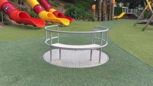 陽気なラウンドに行くカルーセル スピン空遊び場公園内 子供の頃のコンセプト コピー スペース — ストック動画