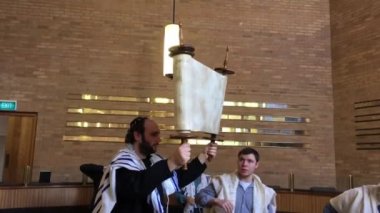 Tevrat kaydırma taşıyan ve Sukkoth (Hoshana Rabbah Yahudi tatil Festivali yedinci ve son gününde sinagoga dua Yahudi erkekler).