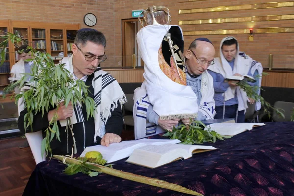 Homens Judeus Orando Sinagoga Sétimo Último Dia Festival Férias Judaicas — Fotografia de Stock