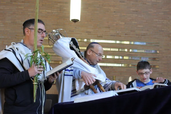 Еврейские Мужчины Молятся Синагоге Седьмой Последний День Еврейского Праздника Суккот — стоковое фото