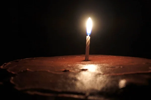 Una Candela Sulla Torta Compleanno Cioccolato — Foto Stock