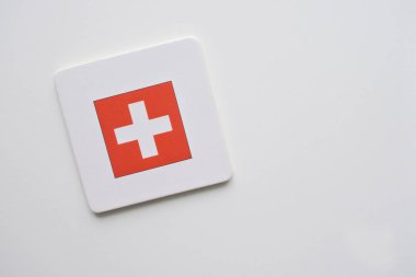 Beyaz zemin üzerine İsviçre bayrağı. kopya alanı