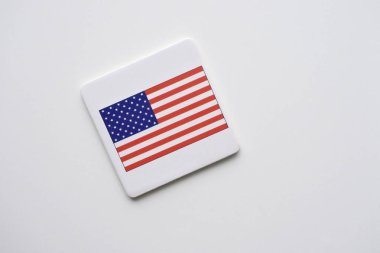 Bize beyaz arka plan üzerinde bayrak. kopya alanı