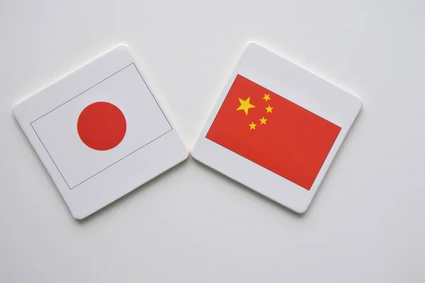 Japan Och Kina Flaggor Vit Bakgrund Kopia Utrymme — Stockfoto