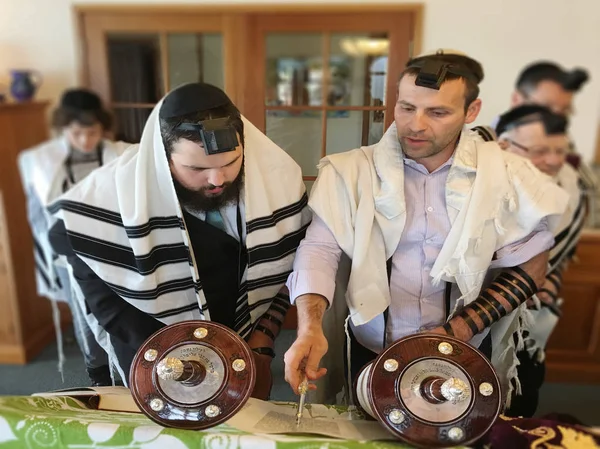 Hommes Juifs Lisant Avec Pointeur Rituel Juif Partir Rouleau Torah — Photo