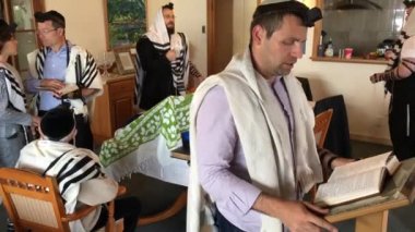 Yahudi erkekler birlikte Tevrat dua. Tevrat okuma Yahudi yaşam için üsleri biridir.