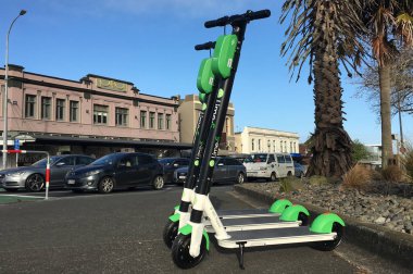 Kireç elektrikli scooter Auckland, yeni Zealand.The scooter bir 48 km maksimum aralığı vardır. Kullanıcılar bulmak, kilidini ve onlar için bir app kullanarak ödemek ve onları hedeflerine bırak.