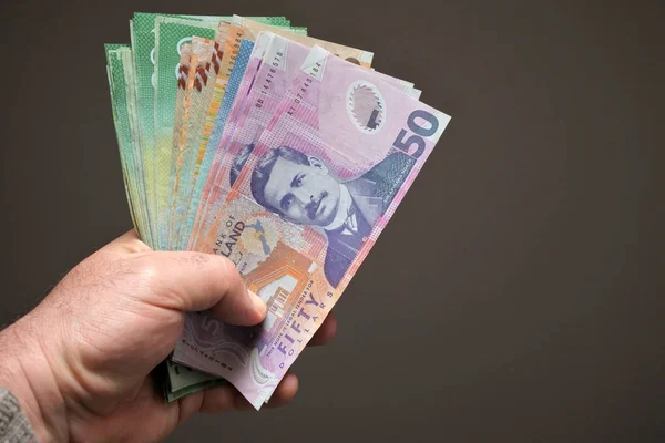 Man Met Bankbiljetten Van Nieuw Zeeland — Stockfoto