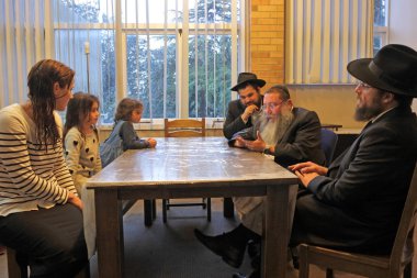 Yahudi mahkeme Mikveh ritüel saflık, dönüşüm Yahudilik için son adım çıktı sonra bir aile kayıt üç rabbinic yargıçtan oluşur.