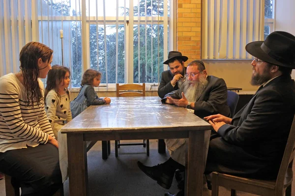 Jüdisches Gericht Bestehend Aus Drei Rabbinischen Richtern Die Eine Familie — Stockfoto