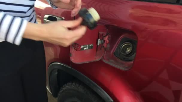 Kobieta Spilśniania Samochód Stacji Benzynowej — Wideo stockowe
