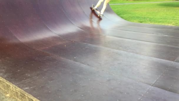 Hombre Patinando Una Rampa Skate Parque — Vídeos de Stock