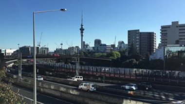 Auckland - acele saat trafik Auckland merkezi biri en işlek yol Yeni Zelanda uzanır otoyol üzerinde Ekim 31 2018:Aerial görünümü.