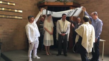 Auckland - Ekim 31 2018:Rabbi nimet Yahudi gelin ve damat Ortodoks Yahudi Düğün törenine bir sinagog. Yahudi düğün Yahudi yasaları ve gelenekleri takip eder bir düğün tören.