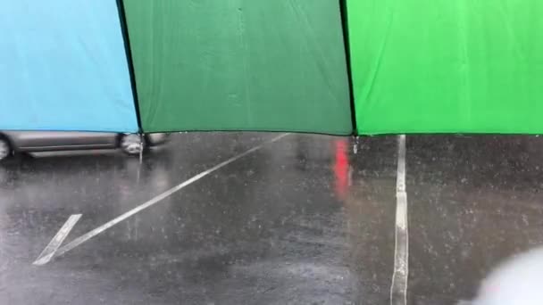 Punto Vista Una Persona Pie Bajo Paraguas Día Lluvioso — Vídeo de stock