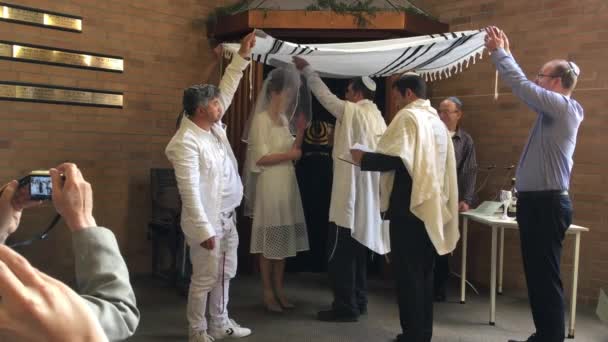 Оккланд 0Ct 2018 Еврейский Жених Дает Своей Невесте Пить Вино — стоковое видео