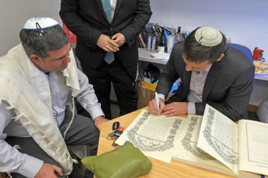 Auckland - Ekim 31 2018:Rabbi hak ve sorumlulukları ile ilgili olarak gelin damadın özetliyor bir geleneksel Yahudi evlilikte Ketubah Yahudi Prenuptial anlaşma Belge imzalama.
