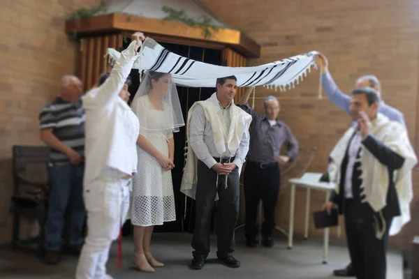犹太新娘和新郎在一个犹太教堂举行的现代东正教犹太婚礼上结婚 — 图库照片