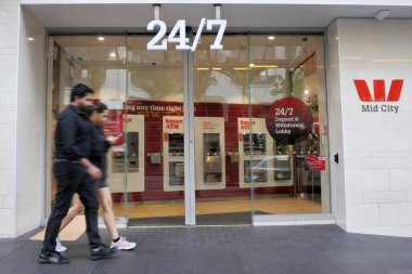 Auckland - 24/7 Wespack banka şubesi tarafından geçen Kasım 02 2018:Young çift. Westpac Avustralya banka ve finansal hizmetler sağlayıcısı yaklaşık 14 milyon müşterisi var ve neredeyse 40.000 kişi istihdam