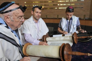 Auckland - 08 Kasım 2018: okuma ve Tevrat kaydırma dua Yahudi erkekler. Tevrat okuma Yahudi yaşam için üsleri biridir.