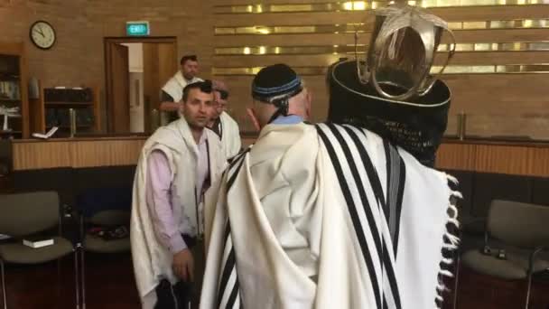 Auckland Nov 2018 Jewish Men Carrying Putting Back Torah Scroll — стоковое видео