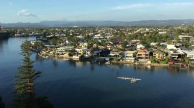 Yüzey cennet ve dağ Tamborine Gold Coast Queensland, Avustralya Waterfront havadan görünümü evler