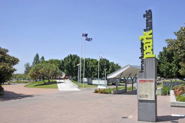 Gold Coast - Kasım 24 2018:Broadwater Parklands büyük topluluk toplantıları ve aileler için tasarlanmış bir büyük bir topluluk parktır. Southport Gold Coast Queensland, Avustralya içinde yer alan.