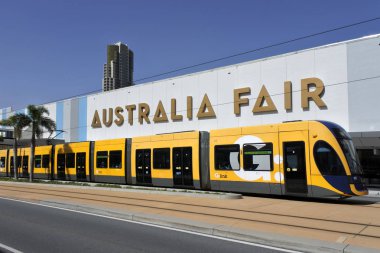 Gold Coast - Kasım 24 2018:Gold Coast ışık demiryolu Southport Gold Coast Queensland, Avustralya Avustralya Fuar Alışveriş Merkezi tarafından geçen G.