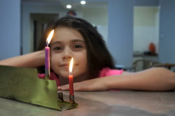 Szczęśliwa Dziewczyna Patrząc Pierwsze Świece Żydowskiego Święta Chanuka Chanukiah — Zdjęcie stockowe