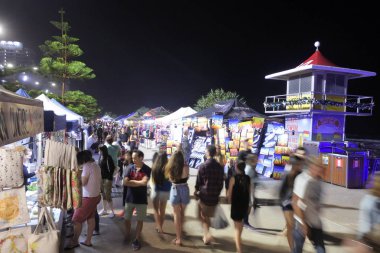 Surfers Paradise Aus - Aralık 09 2018:People Surfers Paradise Beachfront Markets.It alışveriş 's Gold Coast Queensland, Australia.It özelliği yerel turizm ürünleri çeşitli büyük gece pazarı.