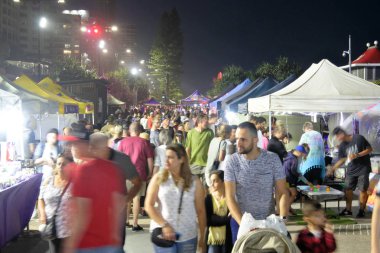 Surfers Paradise Aus - Aralık 09 2018:People Surfers Paradise Beachfront Markets.It alışveriş 's Gold Coast Queensland, Australia.It özelliği yerel turizm ürünleri çeşitli büyük gece pazarı.