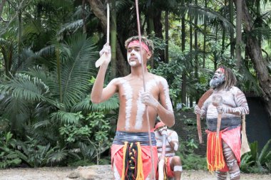 Yerli Australiansmen Didgeridoo müzikal enstrüman ses ritmine dans 