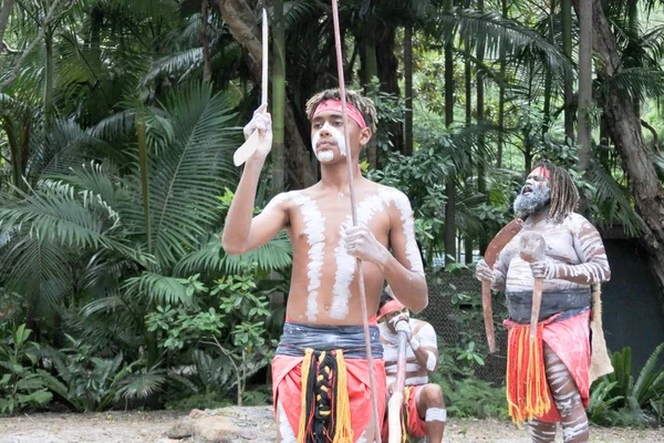 Australianos Indígenas Bailando Ritmo Del Sonido Del Instrumento Musical Didgeridoo —  Fotos de Stock