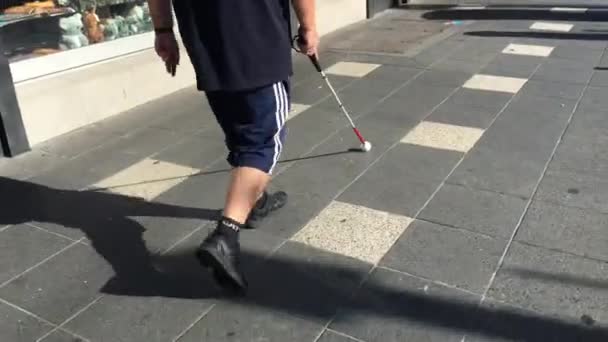 Gold Coast Dec 2018 Unrecognizable Blind Man Using White Cane — Stock Video