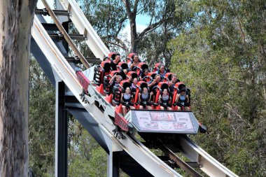Gold Coast - Aralık 19 2018:People tarihinde Dreamworld Tower of terör II Gold Coast Queensland sürmek, Australia.It dünyanın en uzun ve en hızlı treni biridir.